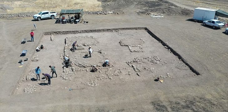 Domuztepe Höyüğü kazılarında 7 bin 600 yıllık damga mühür ortaya çıkarıldı