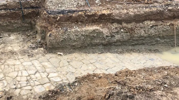 Arkeologlar, Arnavut kaldırımlı yolun bir geçiş olarak kullanılacağını söyledi.