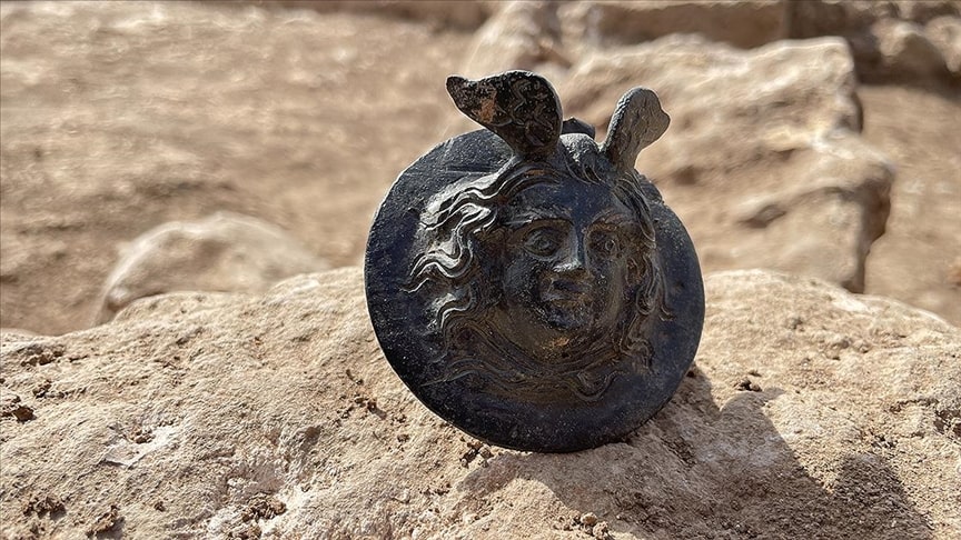 Perre kazılarında medusa başlıklı askeri madalya ortaya çıkarıldı