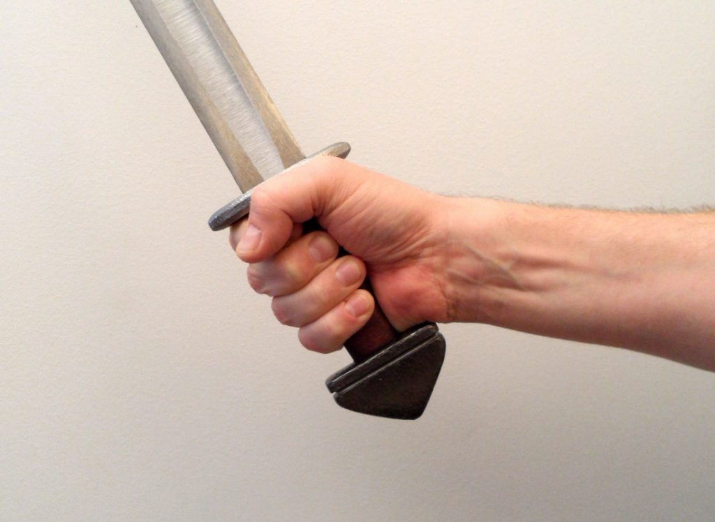 Pommel, kılıcın sağlam tutulması ve kaymaması için yapılır.
