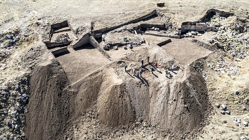 Tarihi Urartulara dayanan Zernaki Tepe'de kale suru ortaya çıkarıldı