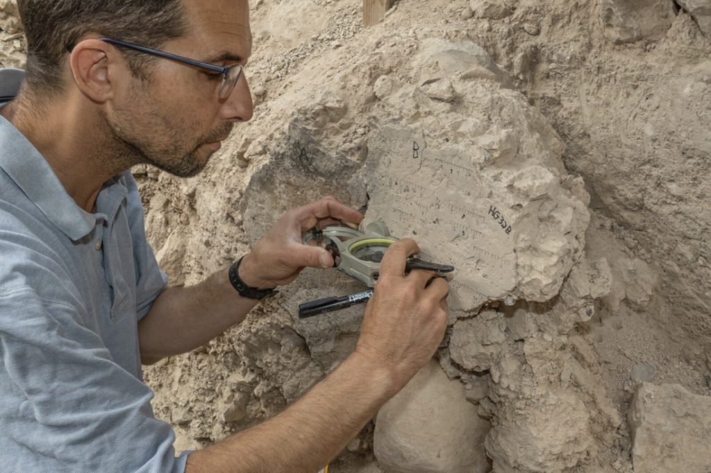 Yoav Vaknin saha da ölçüm yapıyor. Fotoğraf Shai Halevi, Israel Antiquities Authority.