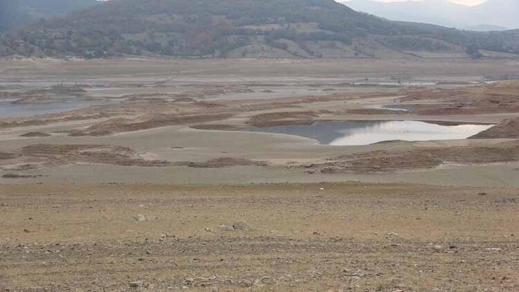 Bayramiç Barajı gölü son aylarda yağışların azalması ile bataklık haline gelmeye başladı.