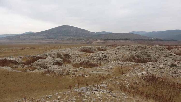 Bayramiç Barajı sularının altında kalan Skepsis Antik Kenti hamam kalıntıları