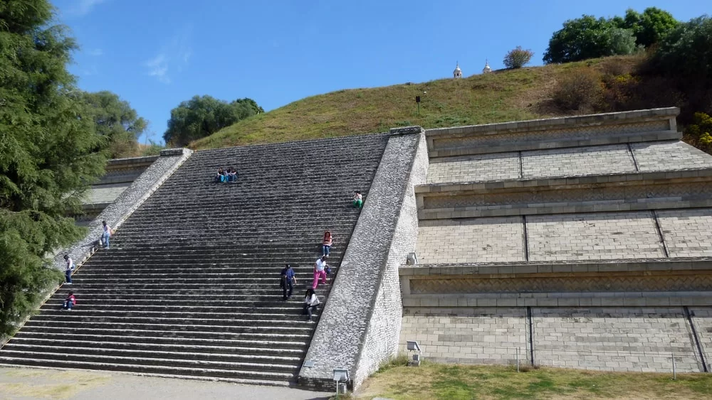 Cholula Büyük Piramidi'nin tabanındaki basamakları tırmanan turistler, ölçeği hakkında bir fikir veriyor. Fabio Imhoff