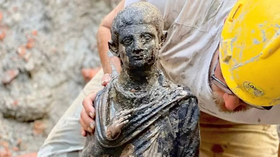 İtalya_da-çamur-içinden-çıkarılan-Roma-heykeller