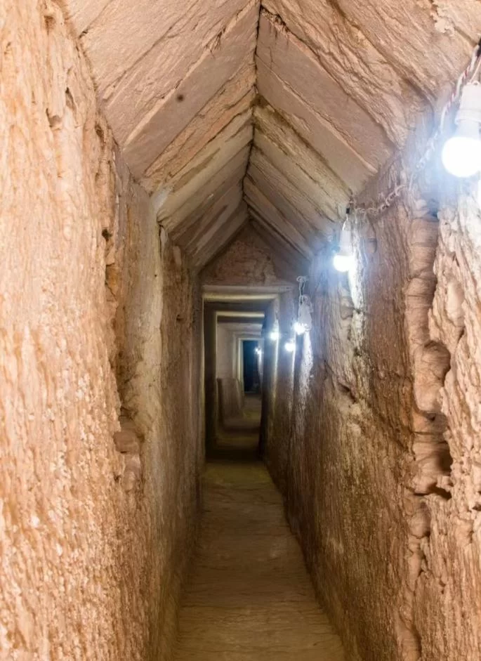Mısır Turizm ve Eski Eserler Bakanlığı, 3 Kasım 2022'de, kara yüzeyinin 13 metre altında bir taş tünelin, iki alabaster başının ve İskenderiye'de birkaç çömlekçinin keşfedildiğini açıkladı. Fotoğraf: Egyptian Ministry of Tourism