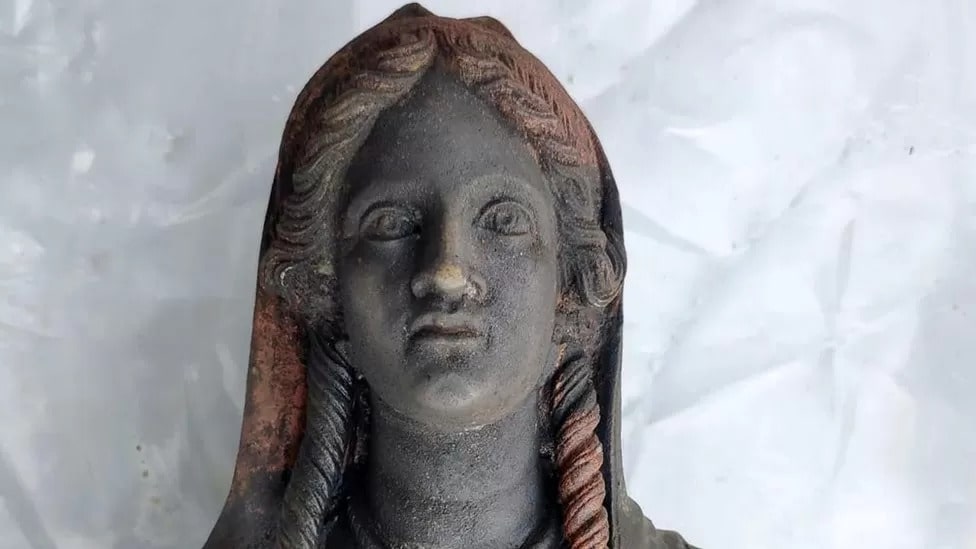 İtalyan arkeologlar, çamurun içinden 24 bronz heykel çıkardılar