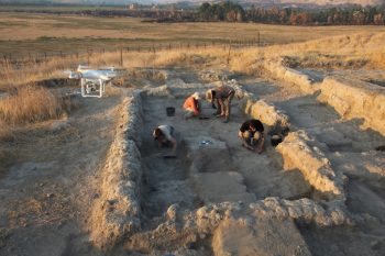 7.000 yıllık pamuk liflerinin kalıntılarını keşfedildiğ Tsaf kazıları