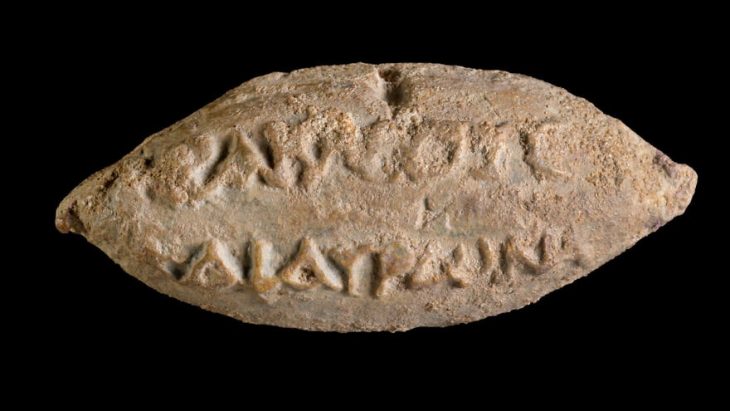 İsrail'de nadir görülen Yunanca yazılı 2200 yıllık sapan taşı bulundu