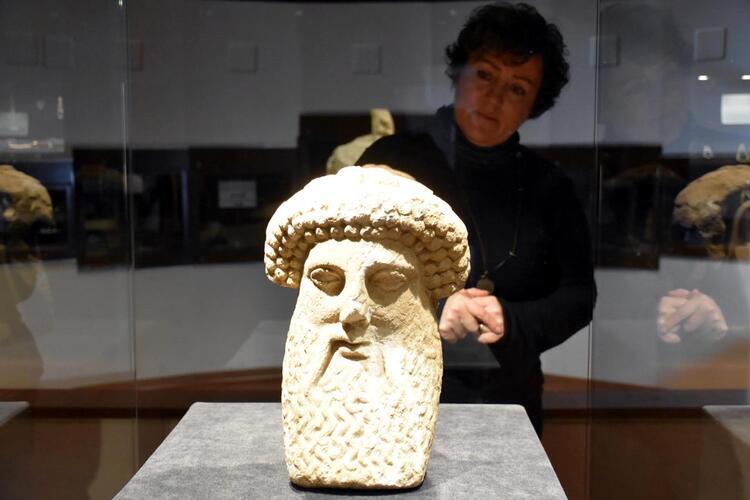 İzmir Arkeoloji Müzesi, "12 Ay 12 Sergi" projesi kapsamında müze envanterine kayıtlı olup şimdiye kadar sergilenmemiş 2 bin yıllık Hermes ve Herme heykelciklerini ziyarete açtı.