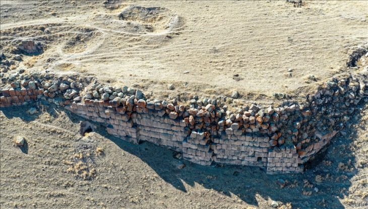 Van ilinin Muradiye ilçesine bağlı Uluşar mahallesinde yer alan Urartu Kralı Menua'nın yaptırdığı Körzüt Kalesi'nde gerçekleştirilen kazı çalışmalarında ikinci tapınak gün yüzüne çıkarılıyor.