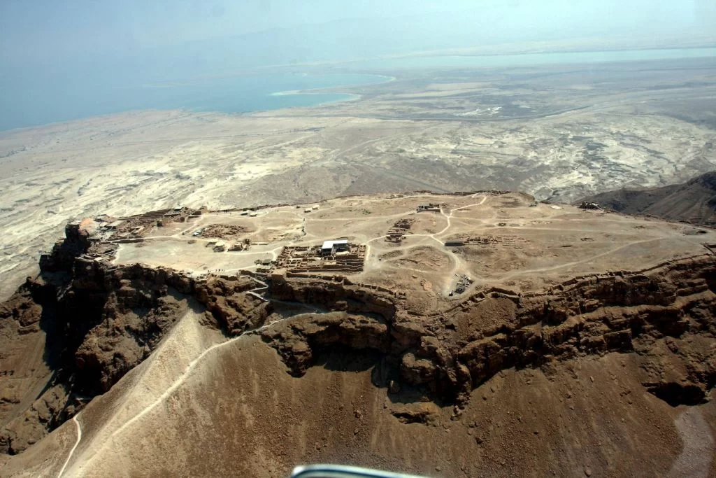 Ölü Deniz yakınlarındaki Masada Dağı'nın havadan görünümü.