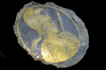 Roma metrosu kazılarında nadir görülen altın cam parçası keşfedildi