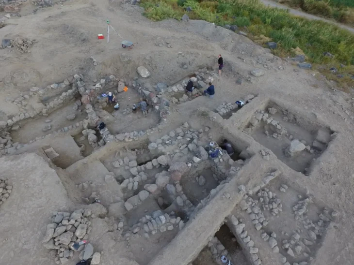 Arkeologlar Ermenistan'daki kazılar sırasında altın kolye dolu mezar ortaya çıkardılar