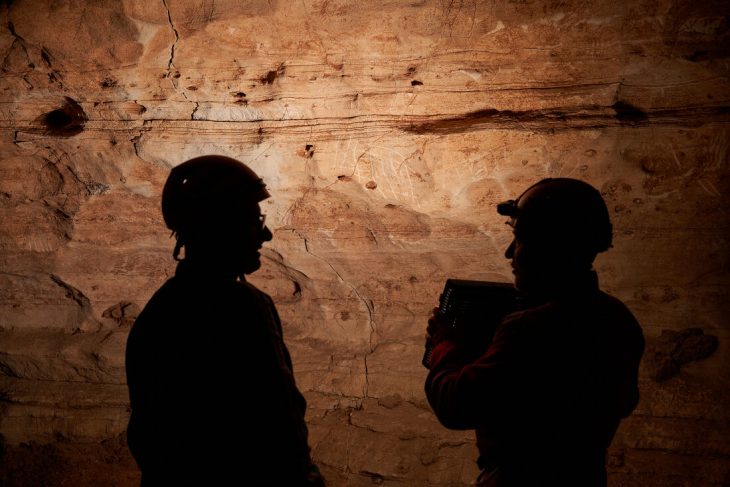 Katalonya'da bir mağarada 7 bin yıllık gravürler bulundu