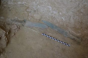 3200 yıllık mezar içinde Miken bronz kılıçları bulundu