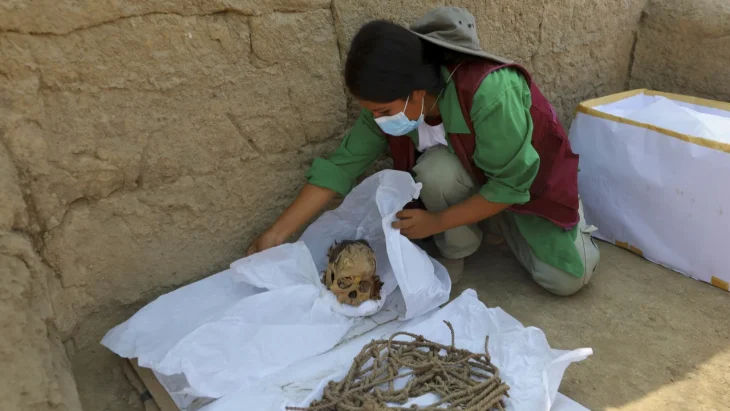 Perulu arkeologlar deri ve saçları bozulmamış bir mumya ortaya çıkardılar