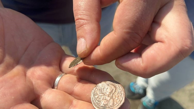 İznik Gölü sahilinde dolaşan bir aile 2 bin yıllık sikke buldu