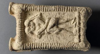 Yazılı kaynaklar, cinsiyetle ilgili öpüşmenin 4.500 yıl önce Mezopotamya halkları arasında görüldüğünü ortaya koyuyor