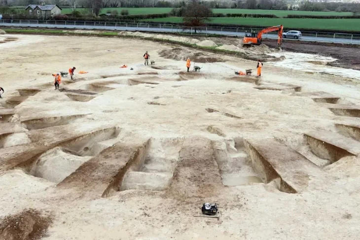 Stonehenge yakınlarındaki kazılar Tunç Çağı Barrow Mezarlığı'nı ortaya çıkardı