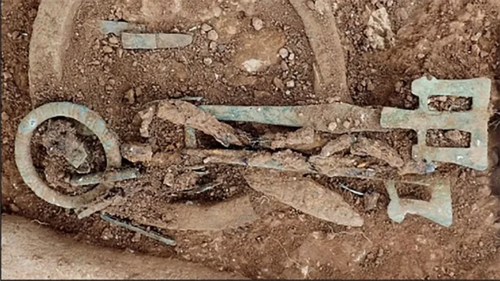 Elit Anglosakson mezarlarında bulunan fildişi halkaların kökeni