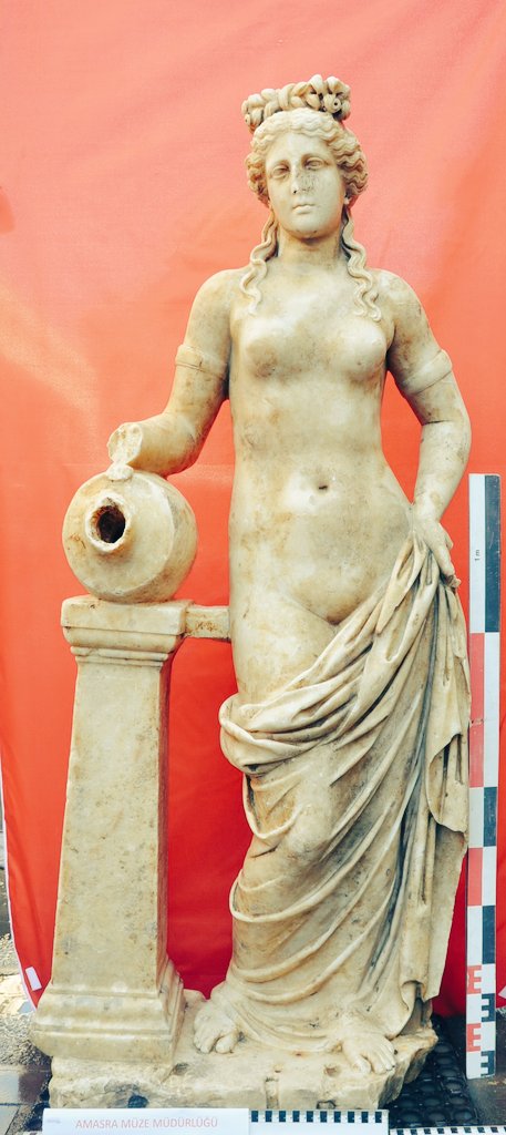 Amastris Antik Kenti'nde 1800 yıllık bir su perisi heykeli bulundu