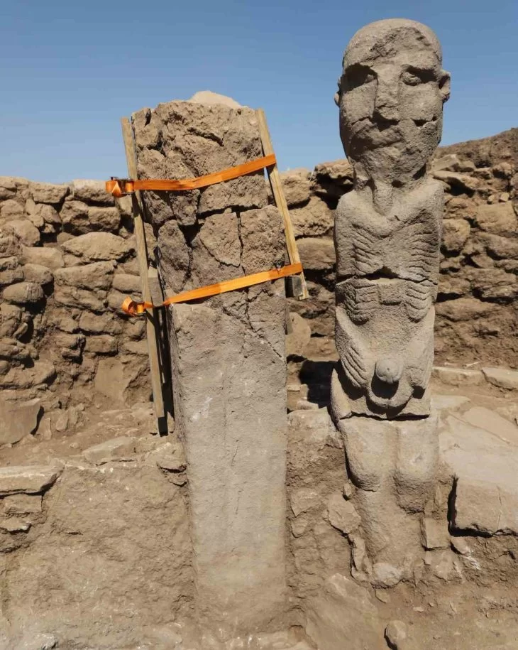 Göbeklitepe ve Karahantepe'de yeni keşifler: Karahantepe'de gerçekçi yüz ifadesine sahip insan heykeli bulundu