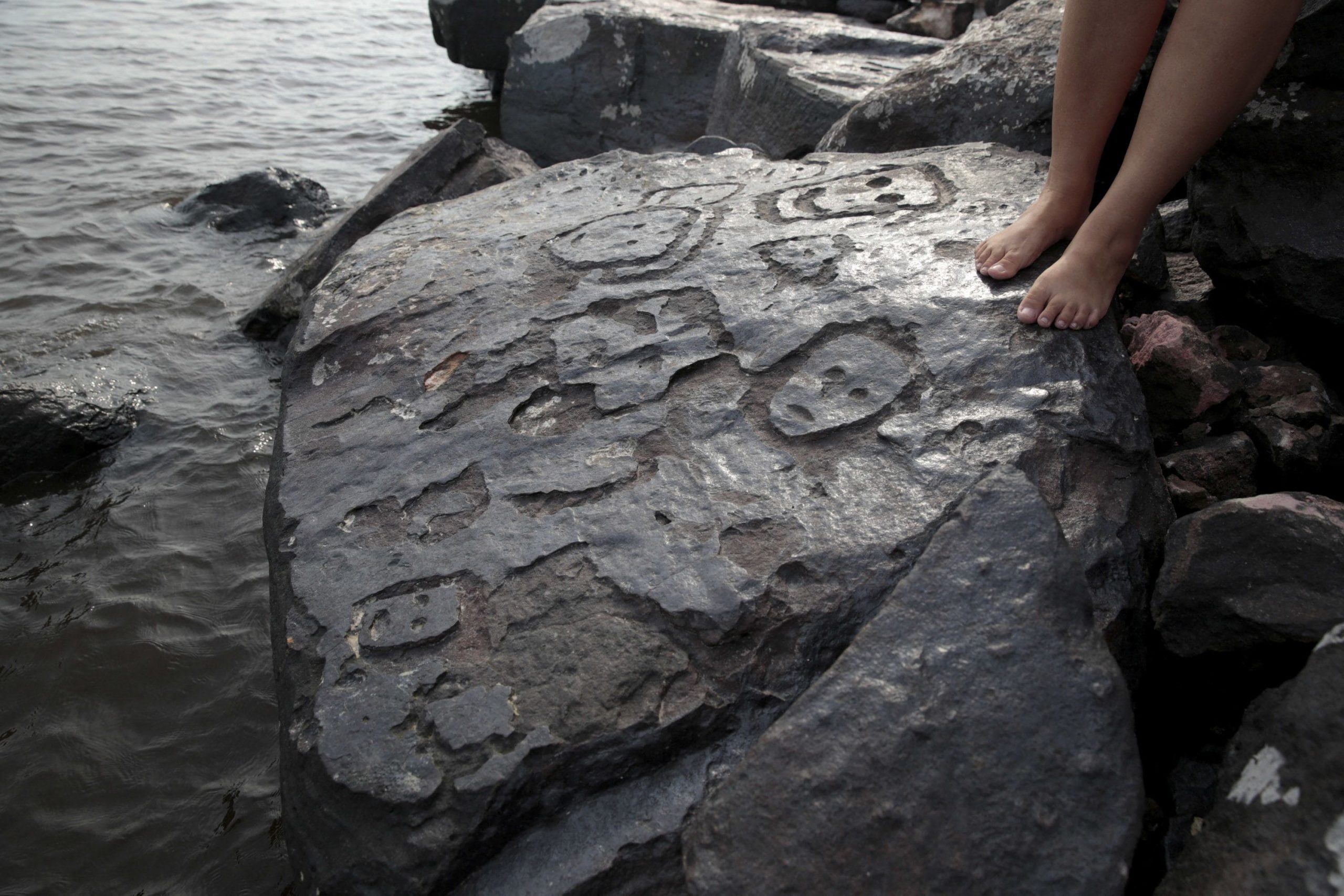 Amazon nehrindeki kuraklık 2000 yıl önce kayalara oyulmuş insan yüzlerini ortaya çıkardı