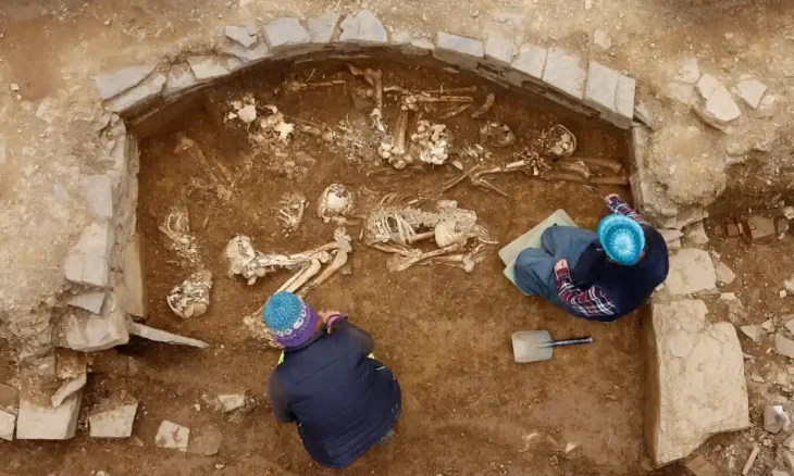 Arkeologlar, 100 yıl önce elde edilen ipuçlarından yola çıkarak 5.000 yıllık mezar keşfettiler