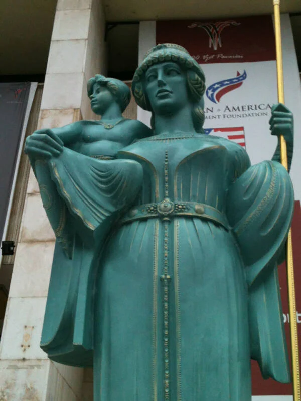 Arnavutluk, Tiran'daki Teuta ve üvey oğlu Pinnes heykeli.
