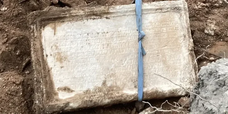 Bulgaristan'daki kazılar sırasında 2. yüzyıldan kalma yazıtlı mermer bir levha keşfedildi