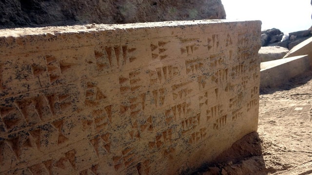 Van'da 2800 yıllık bir Urartu tapınağı ve çivi yazılı iki yazıt bulundu
