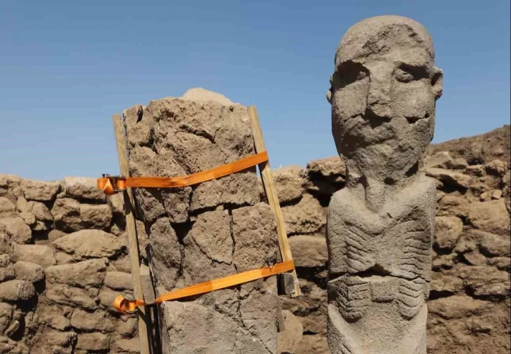 Göbeklitepe ve Karahantepe'de yeni keşifler: Karahantepe'de gerçekçi yüz ifadesine sahip insan heykeli bulundu
