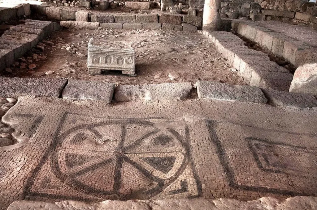 MS birinci yüzyılda inşa edilen İsrail'in Magdala antik kentindeki sinagog mozaikleri. Fotoğraf: Magdala.org