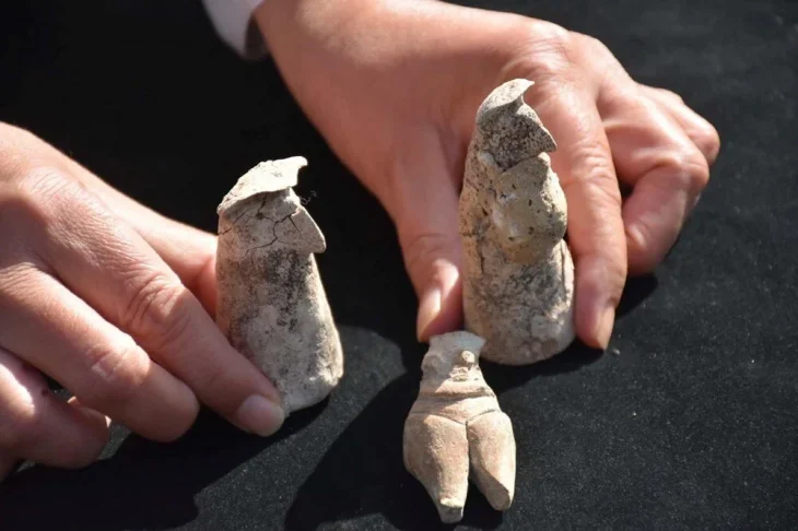 Ulucak Höyüğü'nde 7 bin 700 yıllık kostüm giymiş insan figürleri bulundu