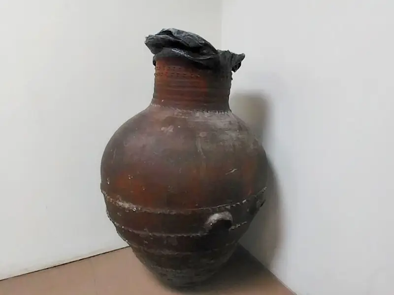 2600 yıllık toprak çömlek, bir İran müzesinde çöp kutusu olarak kullanılıyor