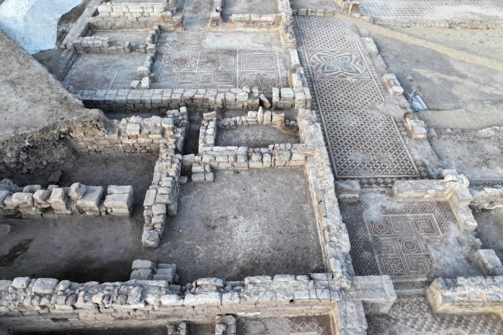 Roma dönemine ait bir villanın kazısında 600 metrekarelik mozaik alan ortaya çıkarıldı