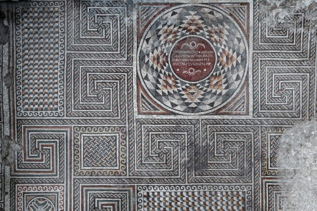 Roma dönemine ait bir villanın kazısında 600 metrekarelik mozaik alan ortaya çıkarıldı