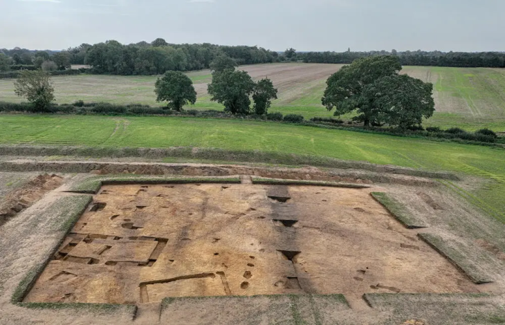 Suffolk kraliyet yerleşiminde keşfedilen Doğu Anglian Kralları zamanından kalma 1.400 yıllık tapınak