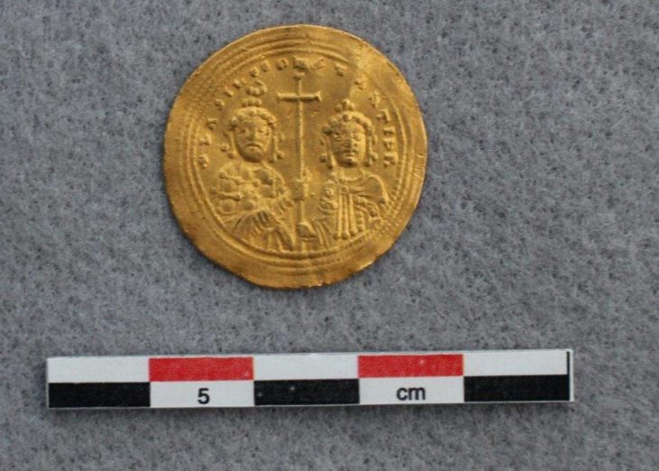 Norveç'te muhtemelen Konstantinopolis'ten getirilen nadir bir Bizans altın sikkesi keşfedildi