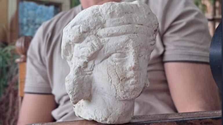 Araştırmacı, Libya'daki Cyrene antik kenti yakınlarındaki bir su kanalının içinde Bacchus heykelinin başını buldu