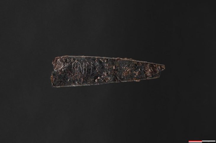 Danimarka'da yaklaşık 2000 yıllık benzersiz bir runik yazıtlı küçük bir bıçak bulundu