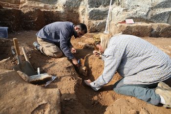 Diyarbakır'da eski bir taş ocağında 54 çocuk mezarı bulundu