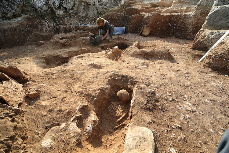 Diyarbakır'da eski bir taş ocağında 54 çocuk mezarı bulundu