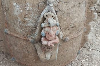 Maya Treni çalışması sırasında ortaya çıkarılan Maya mısır tanrısı tasvirli vazo