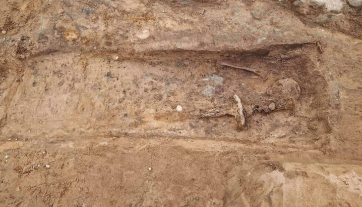 İsveç'te bir Orta Çağ mezarında 4 metreden uzun kılıç bulundu