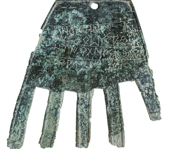 Eski bir bronz el, Vaskonik yazının en eski ve en uzun örneği olabilir