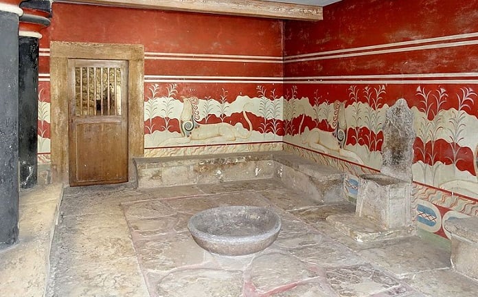 Knossos Sarayı'nın görkemli taht odasının Avrupa'nın en eski taht odası olduğu düşünülüyor