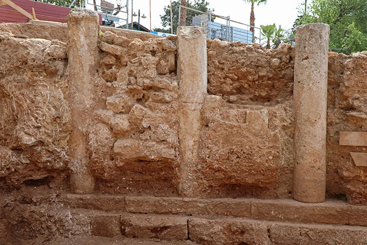 Antalya'da denize bağlantılı sütunlu bir Roma caddesi bulundu